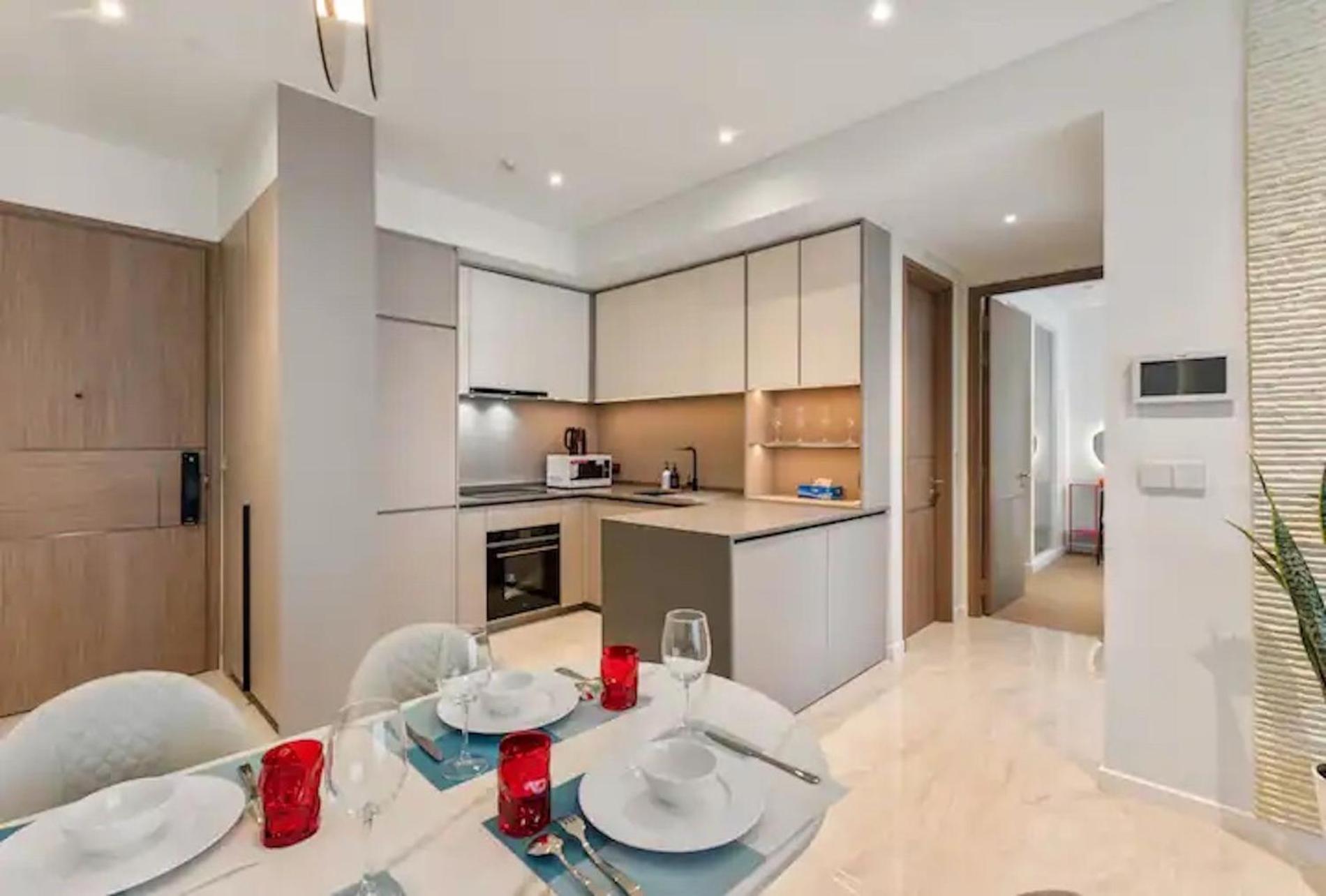 הו צ'י מין סיטי The Opera Apartment Cental Saigon Free Pool-Gym-Sauna Room- Golf Mini מראה חיצוני תמונה
