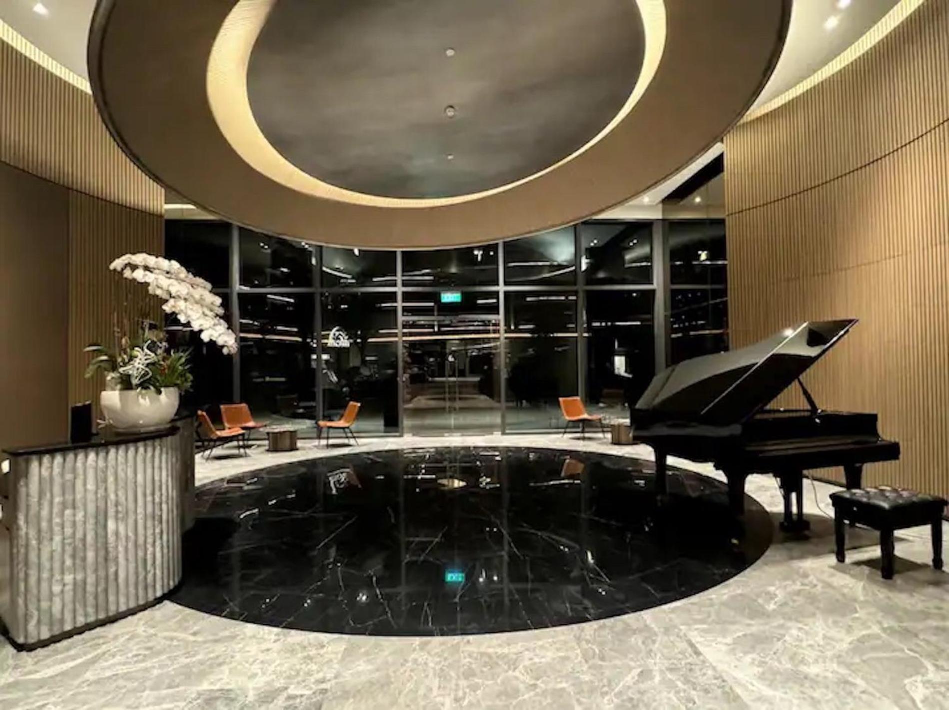 הו צ'י מין סיטי The Opera Apartment Cental Saigon Free Pool-Gym-Sauna Room- Golf Mini מראה חיצוני תמונה