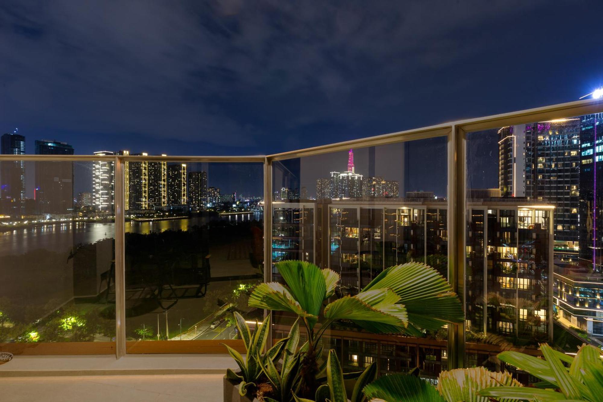 הו צ'י מין סיטי The Opera Apartment Cental Saigon Free Pool-Gym-Sauna Room- Golf Mini מראה חיצוני תמונה